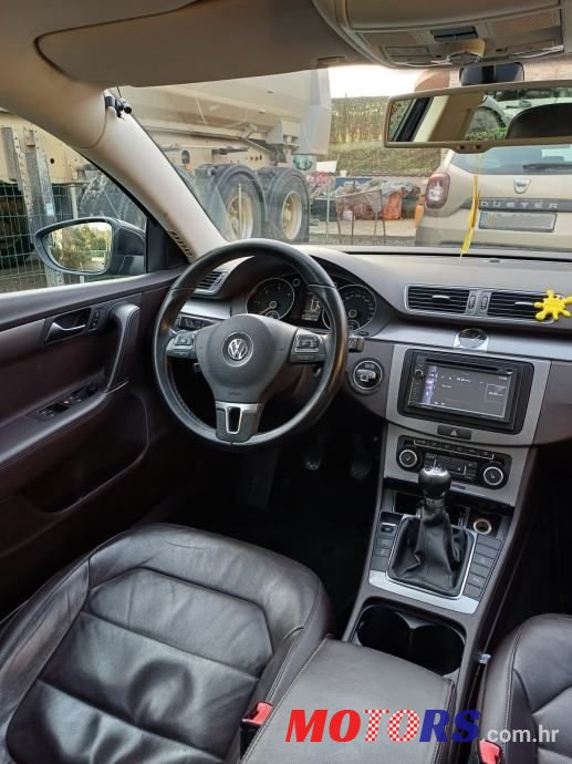 2011' Volkswagen Passat Variant photo #4