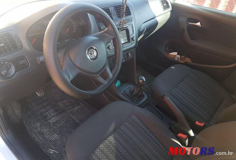 2015' Volkswagen Polo photo #2