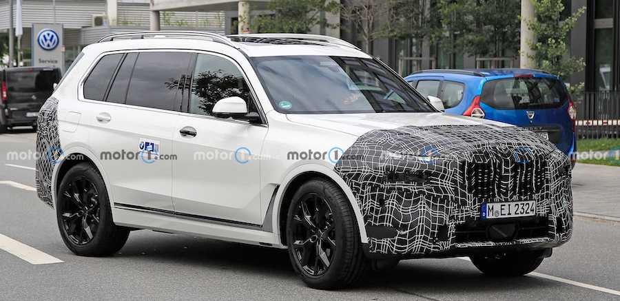 BMW X7 Facelift Shows Its Split Headlights Design In New Spy Photos