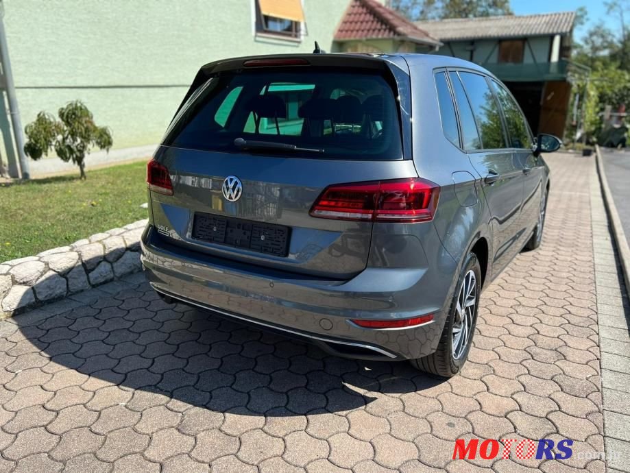 2019' Volkswagen Golf photo #6
