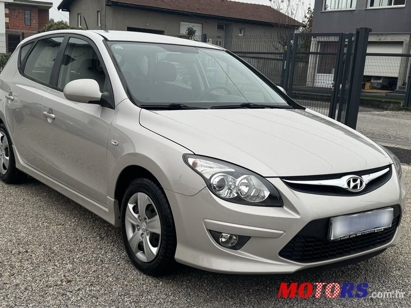 2011' Hyundai i30 1,4 16V photo #2