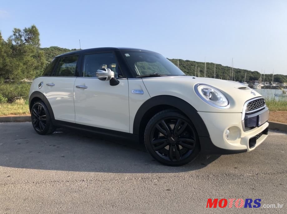2017' MINI Cooper Diesel F55 photo #3