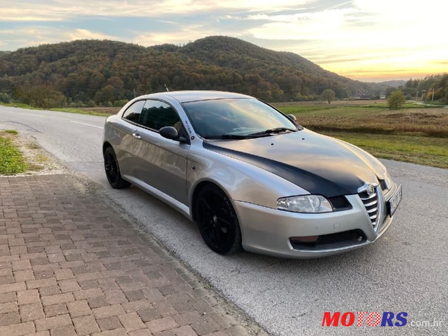 2005' Alfa Romeo GT photo #2