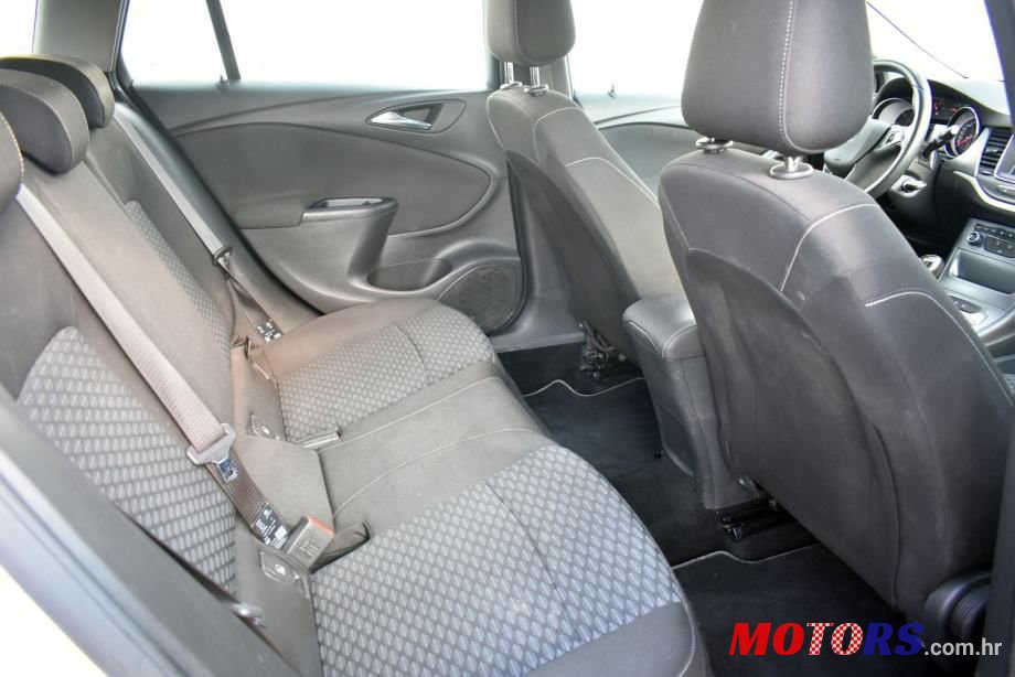 2017' Opel Astra Karavan photo #6