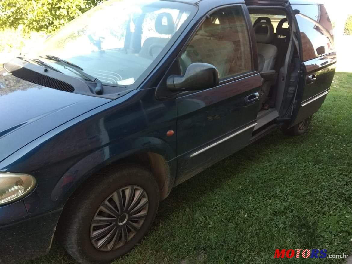 2001' Chrysler Grand Voyager photo #2