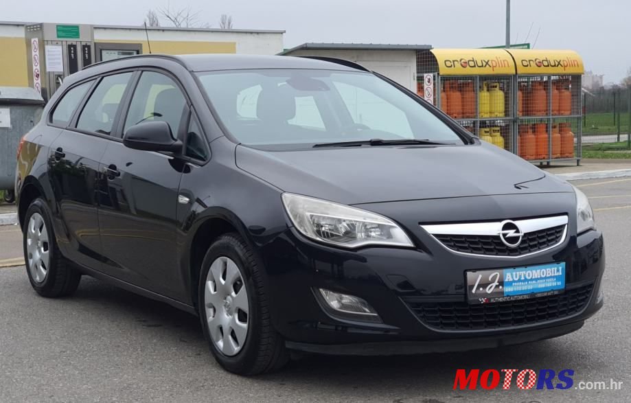 2011' Opel Astra Karavan photo #4