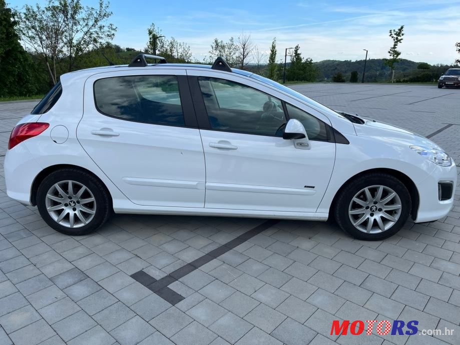 2012' Peugeot 308 photo #2