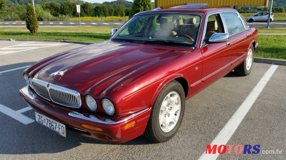 2001' Jaguar XJ8 photo #1