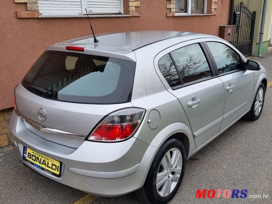 2009' Opel Astra Sport photo #3