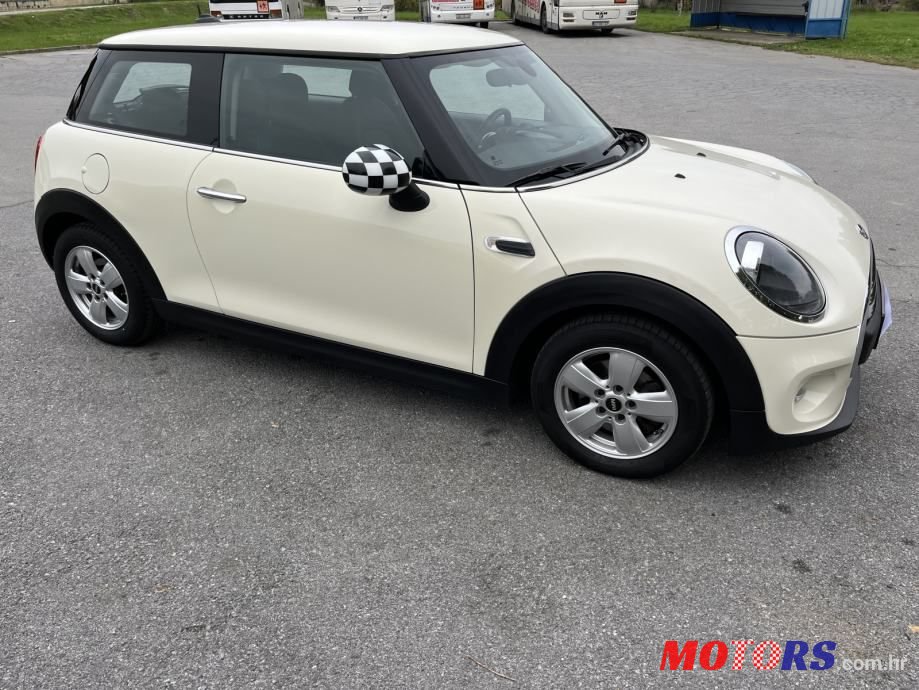 2019' MINI Cooper D photo #1