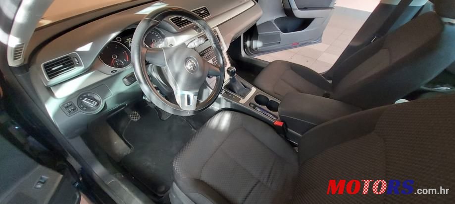 2011' Volkswagen Passat photo #6