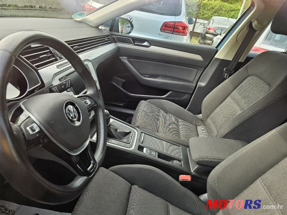 2017' Volkswagen Passat Variant photo #5