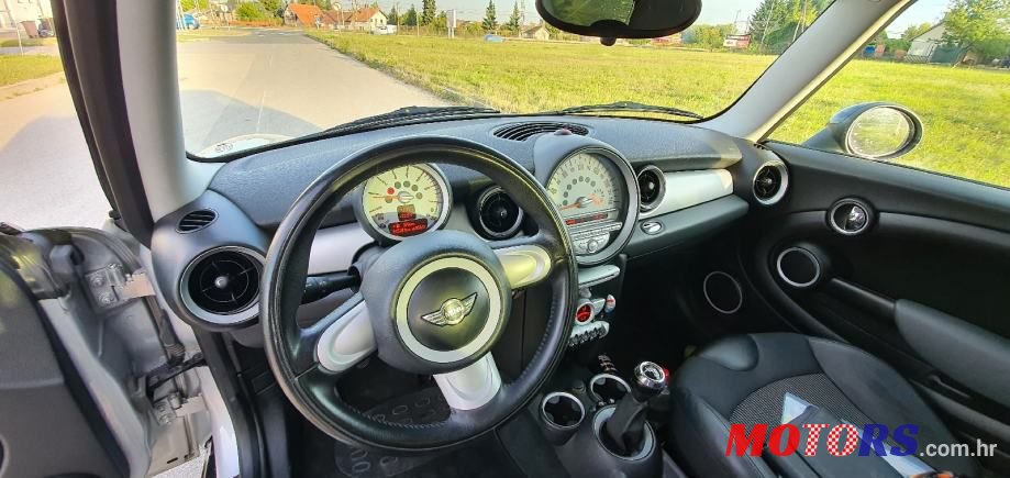 2009' MINI Cooper D photo #6