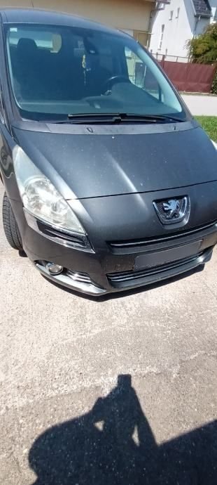 2010' Peugeot 5008 photo #1