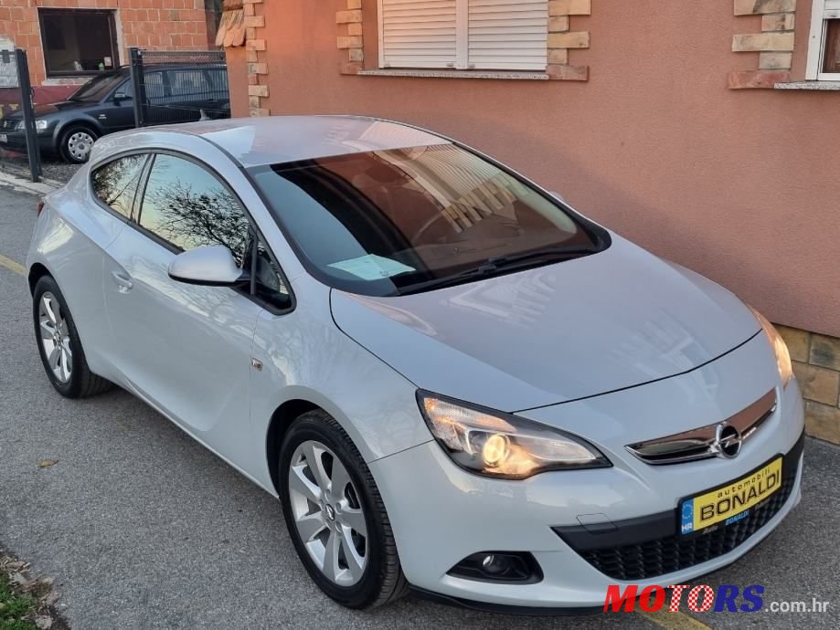 2012' Opel Astra Sport photo #2