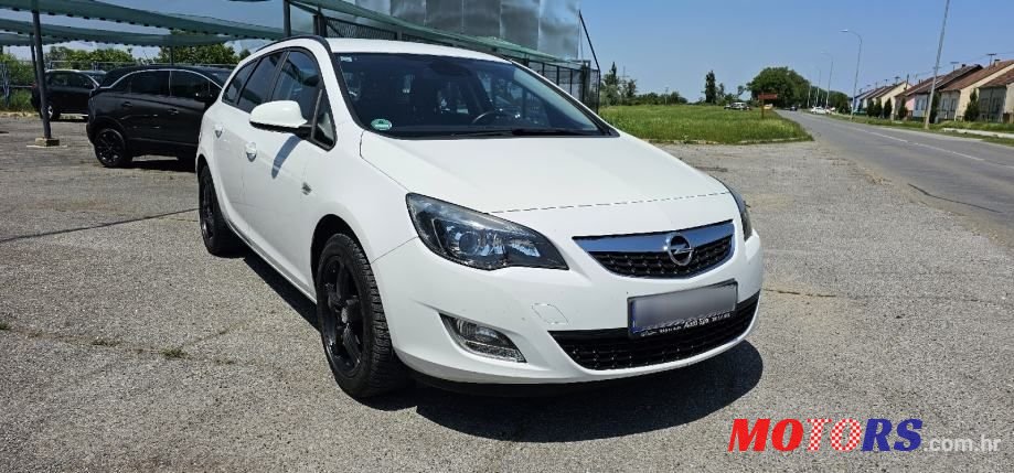 2011' Opel Astra Karavan photo #3