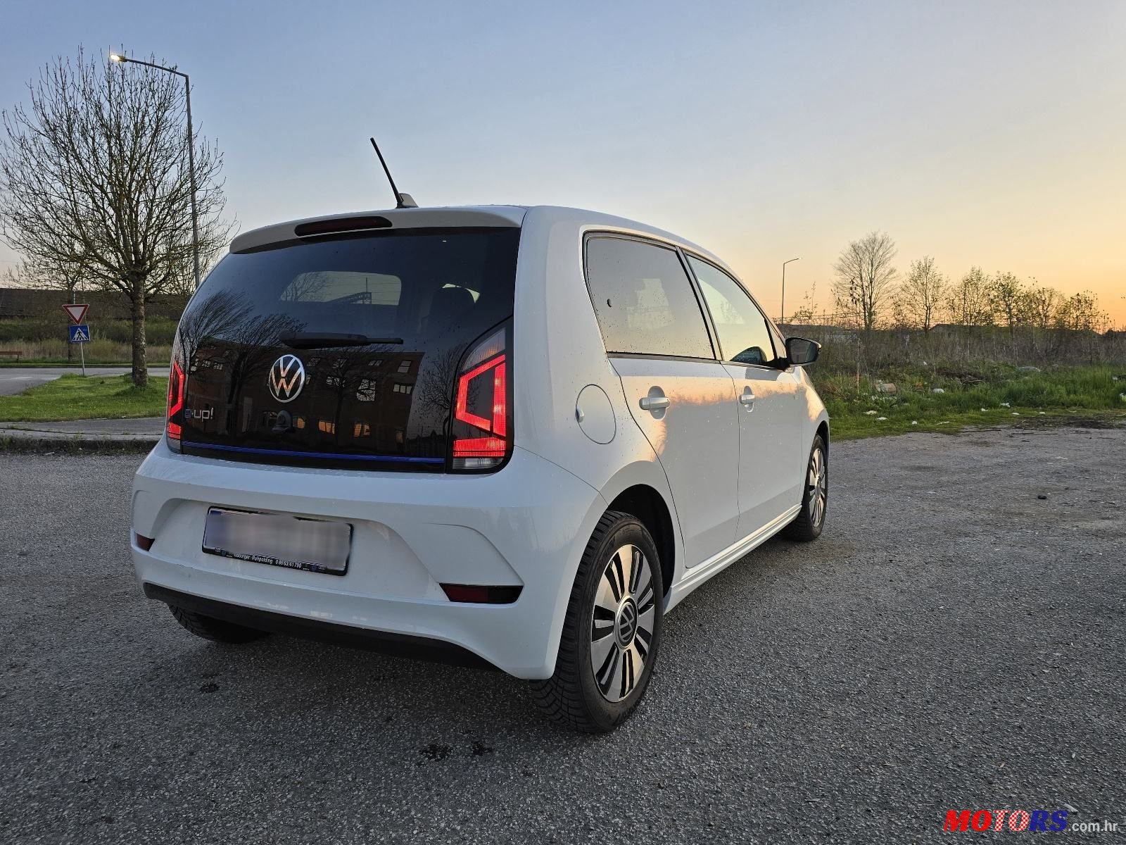 2020' Volkswagen Up! E-Up! photo #3