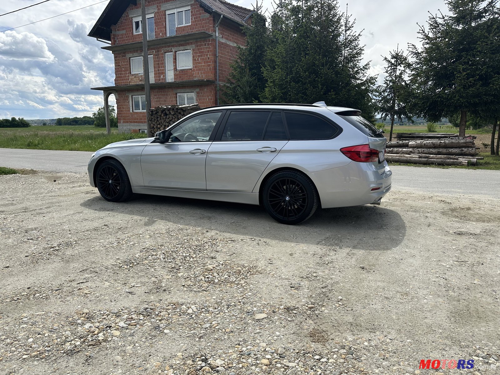 2016' BMW 3 Series Touring photo #3