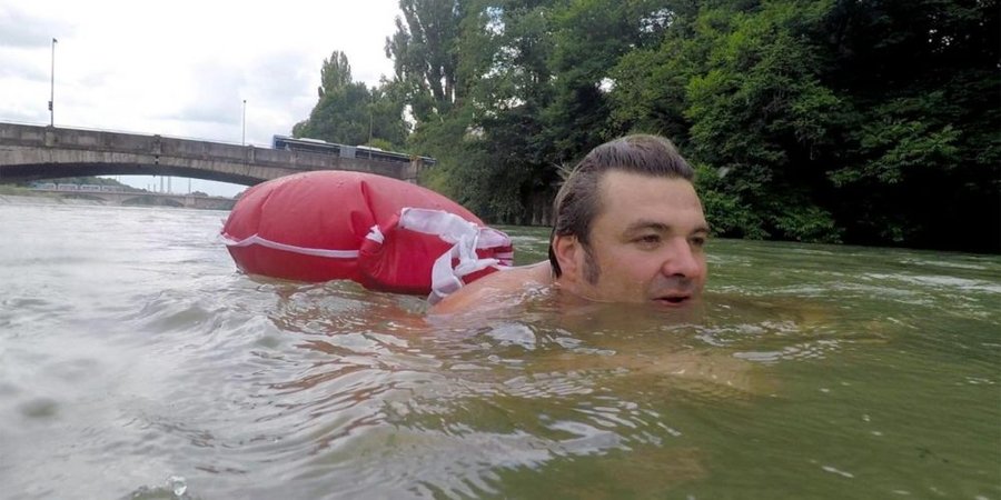 To avoid traffic, this guy swims to work