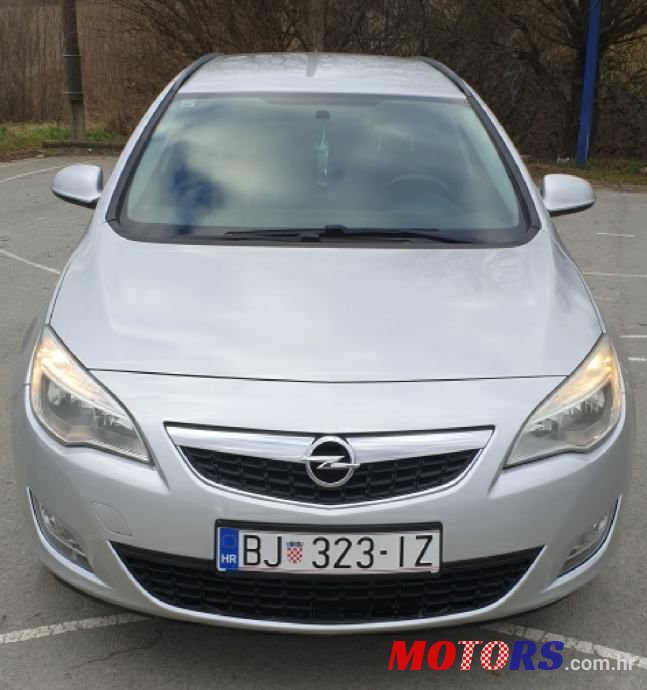 2012' Opel Astra Karavan photo #2