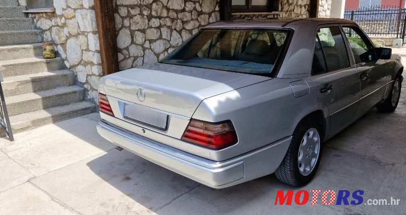 1991' Mercedes-Benz 124 230 photo #2