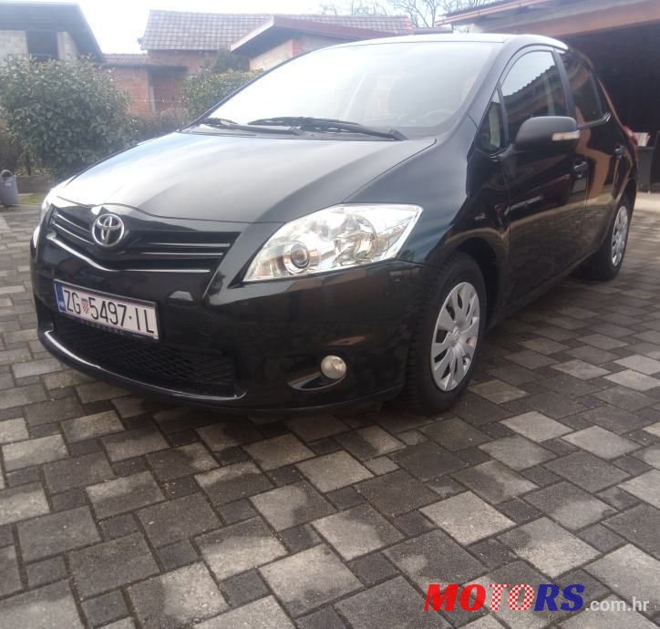 2012' Toyota Auris photo #2