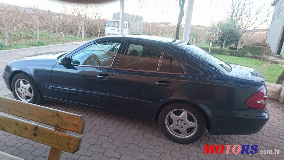 2003' Mercedes-Benz E-Class 220 Cdi photo #3
