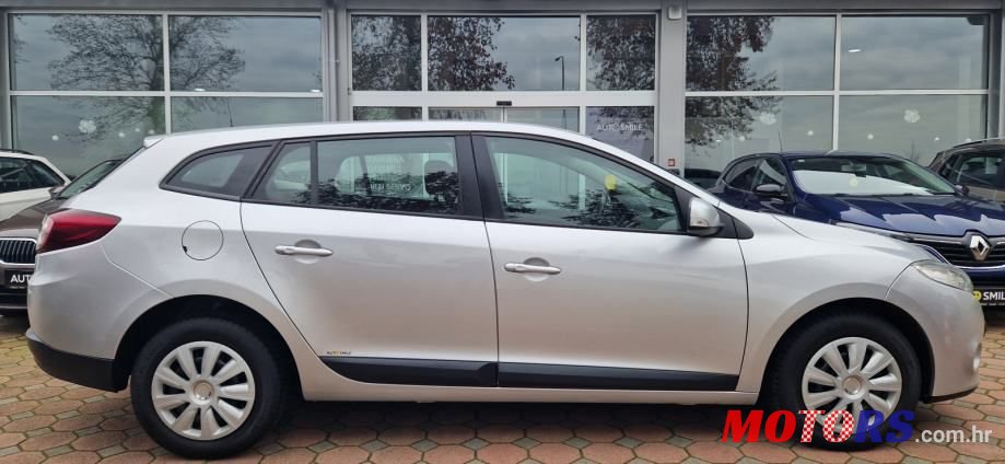 2010' Renault Megane Grandtour photo #1