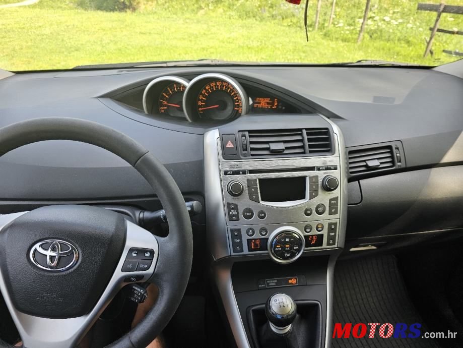 2011' Toyota Corolla Verso photo #4