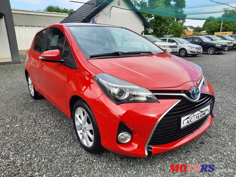 2015' Toyota Yaris Hybrid photo #1