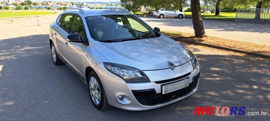 2011' Renault Megane Grandtour photo #2