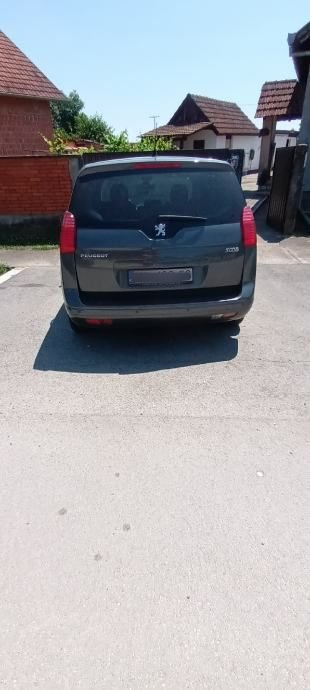 2010' Peugeot 5008 photo #6