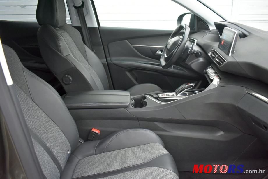 2020' Peugeot 3008 photo #5