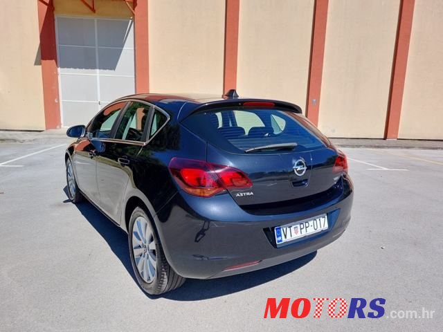 2011' Opel Astra Sport photo #4