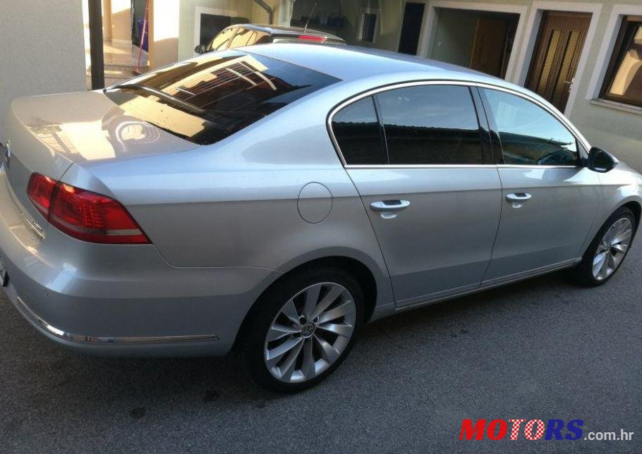 2011' Volkswagen Passat photo #2