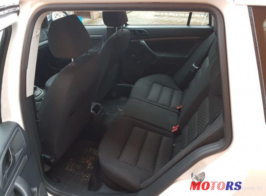 2011' Skoda Octavia Combi photo #2