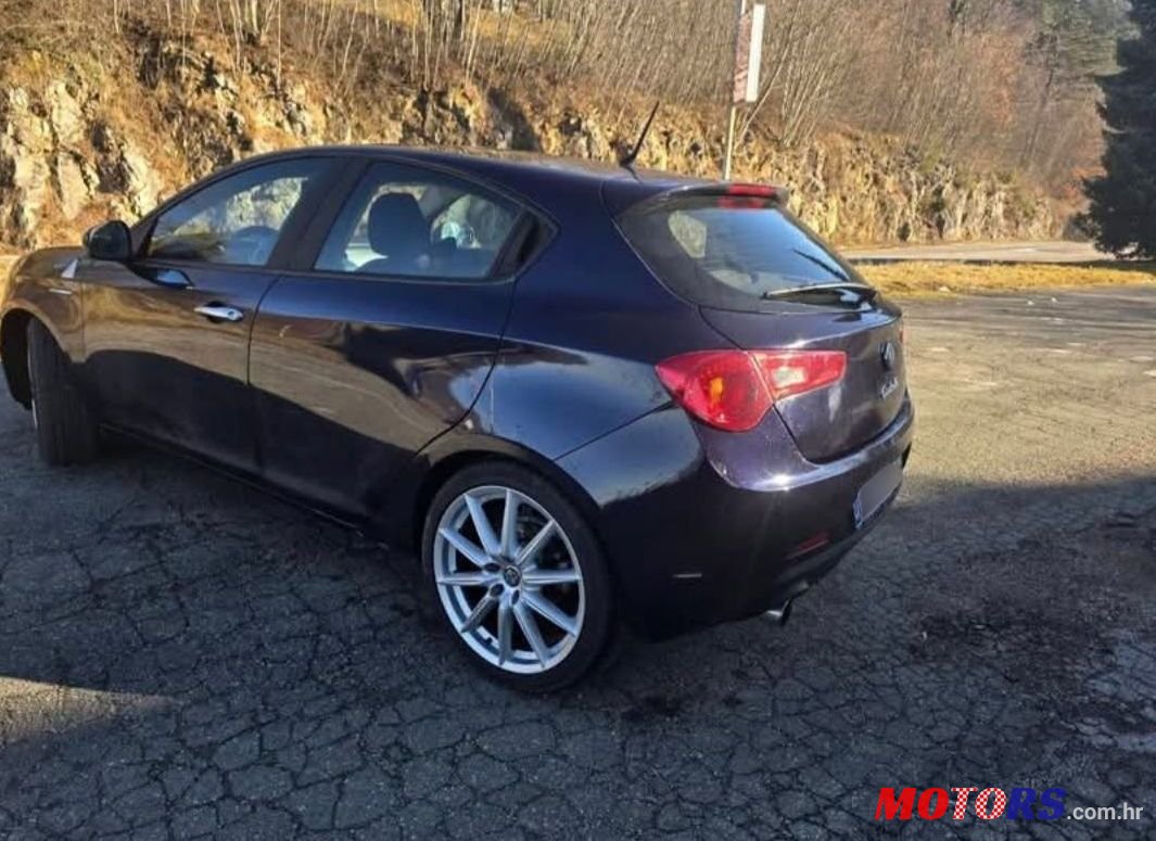 2012' Alfa Romeo Giulietta 2,0 photo #3