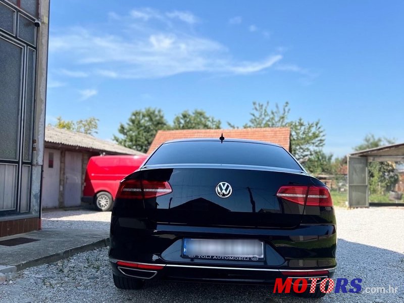 2017' Volkswagen Passat 4Motion photo #2