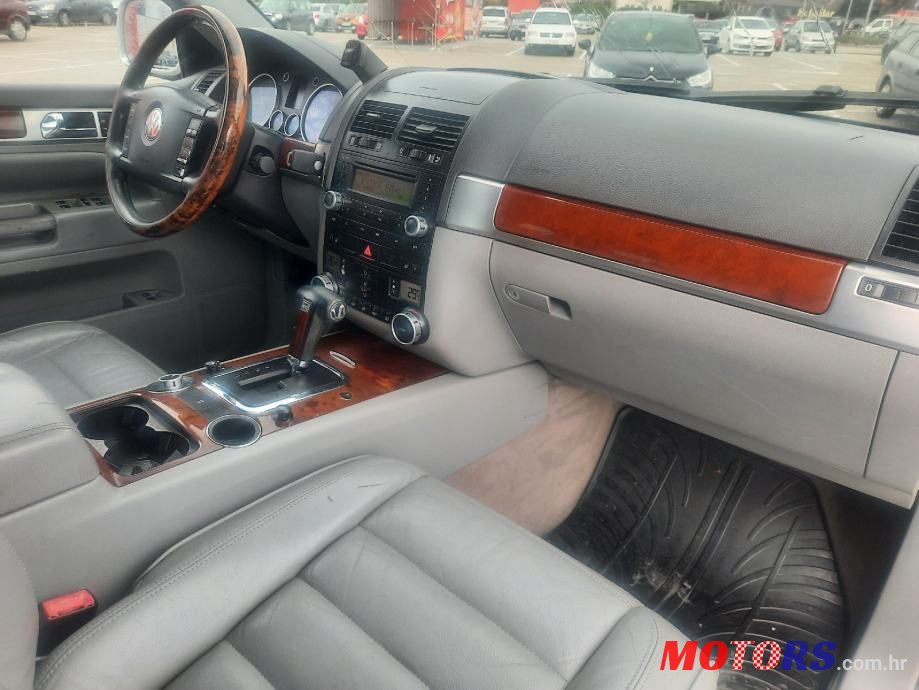 2005' Volkswagen Touareg photo #6