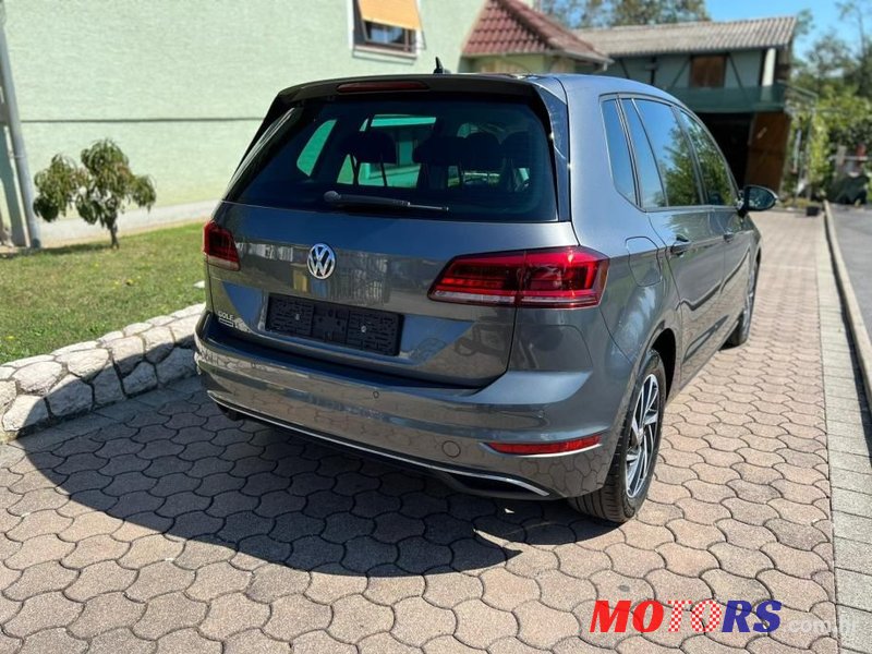 2019' Volkswagen Golf photo #6