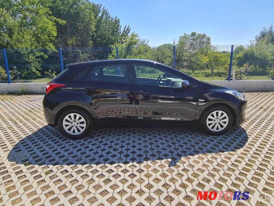 2017' Hyundai i30 photo #5