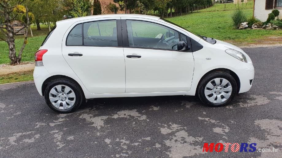 2010' Toyota Yaris photo #6