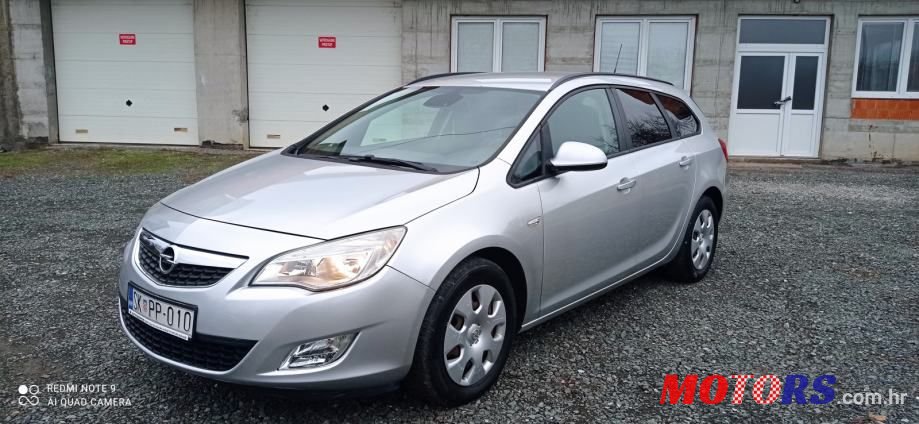 2011' Opel Astra Karavan photo #2