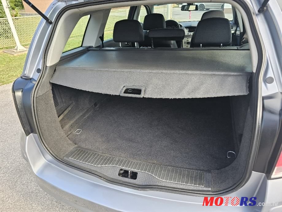 2008' Opel Astra Karavan photo #6