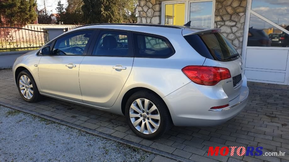 2015' Opel Astra Karavan photo #3