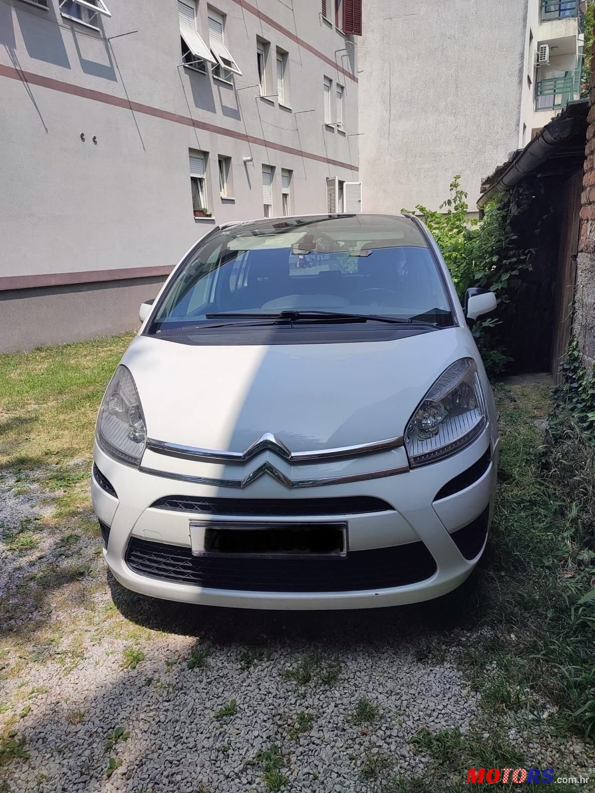 2011' Citroen C4 Grand Picasso photo #3