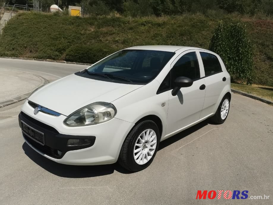 2011' Fiat Punto Evo photo #1