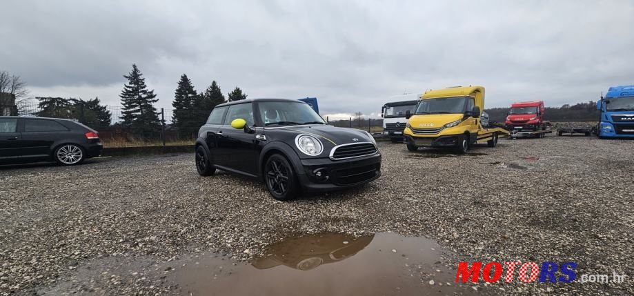 2013' MINI Cooper D photo #5