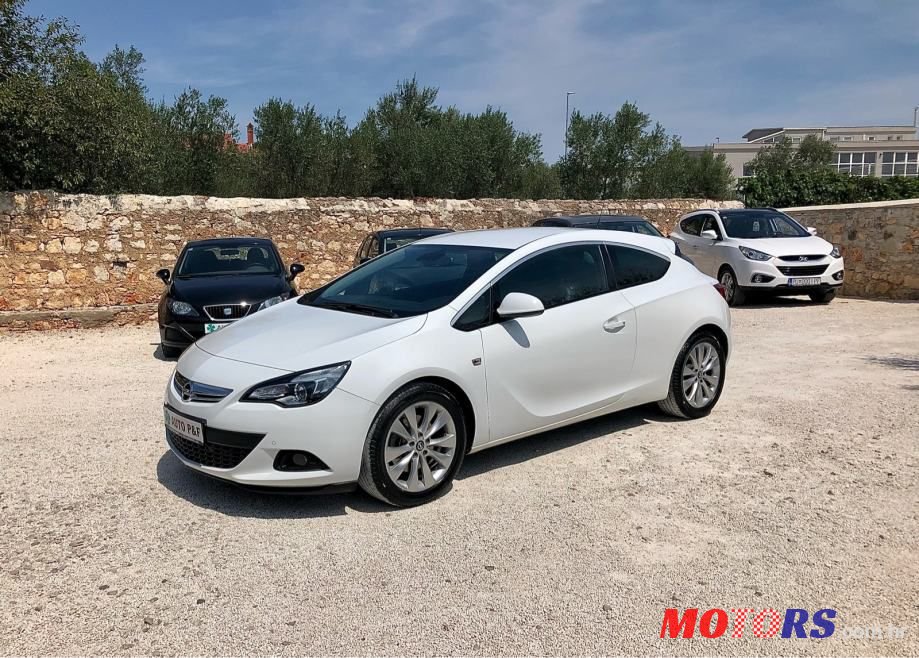 2013' Opel Astra photo #2