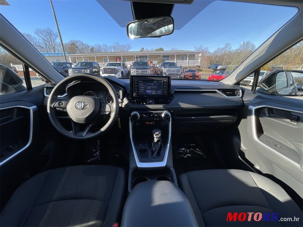 2019' Toyota RAV4 LE FWD photo #3